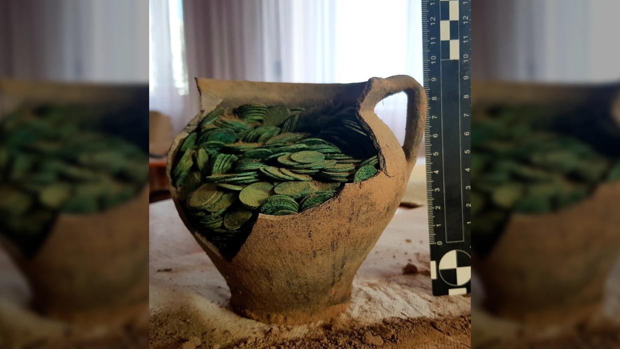  Archaeologists think the clay jug containing the horde of coins was deliberately buried on a farm in the east of Poland in the second half of the 17th century. 