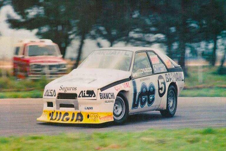 Leyenda. Juan María Traverso lleva de costado la coupé Renault Fuego preparada por Oreste Berta, en Pigüé 1986; una combinación imbatible