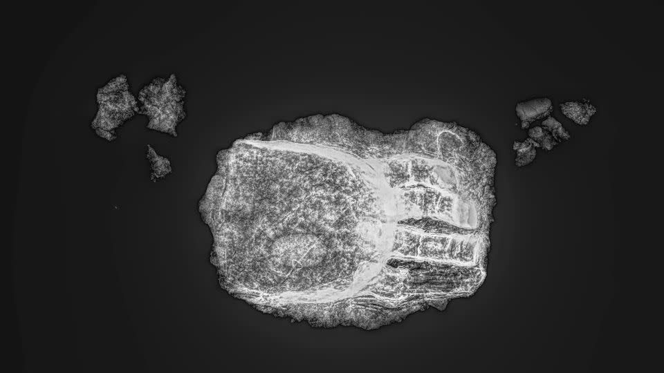 An X-ray shows the bones surrounded by metal. - Bayerisches Landesamt für Denkmalpflege