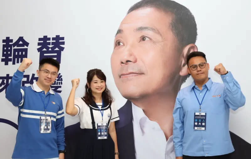 ▲3位新生代台中市議員擔任侯康台中競選總部發言人，今穿著中學制服亮相。（圖／國民黨台中市黨部提供，2023.12.08）