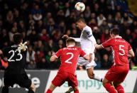 <p>ET DE 2 POUR LES BLEUS ! Cette fois-ci, c’est Raphaël Varane qui marque d’une magnifique tête décroisée sur un corner d’Antoine Griezmann à la 27e minute. (crédit AFP) </p>