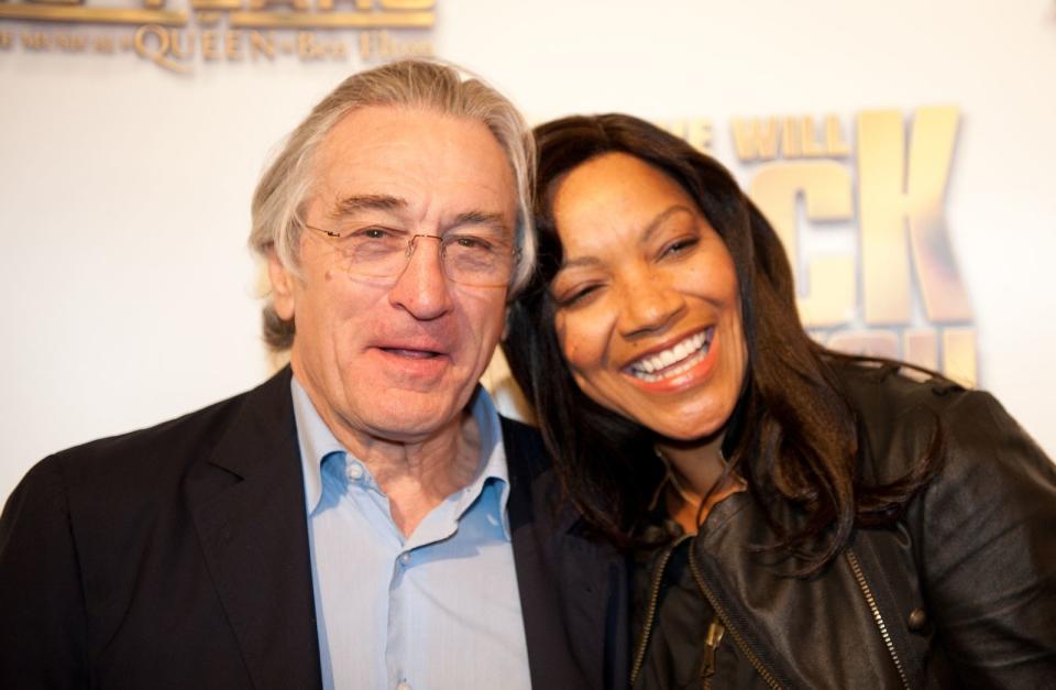 Am besten kennt diesen Sinn für Humor wohl Grace Hightower, seine zweite und dritte Ehefrau: Nachdem er sich 1988 von Diahnne Abbott nach zwölf Jahren Ehe scheiden ließ, heiratete De Niro 1997 das Ex-Model. Zwei Jahre später wollten die De Niros die Scheidung, die aber nie rechtskräftig wurde. Das Paar raufte sich wieder zusammen und erneuerte 2004 sein Eheversprechen. (Bild: Adam Jacobs/Getty Images)