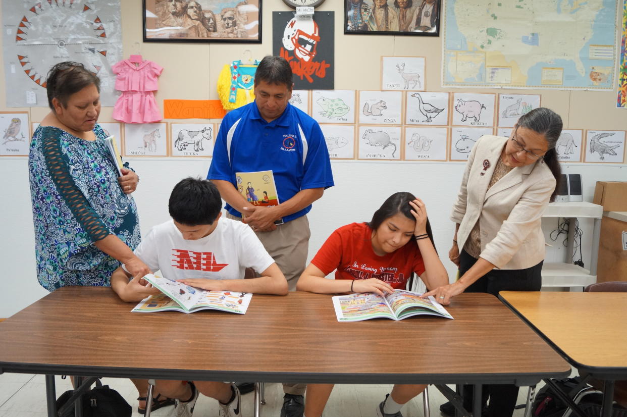 Vida Woodhull-Stabler (right), Mark WhiteEyes (center) and Liz WhiteEyes (left) with students in 2017.