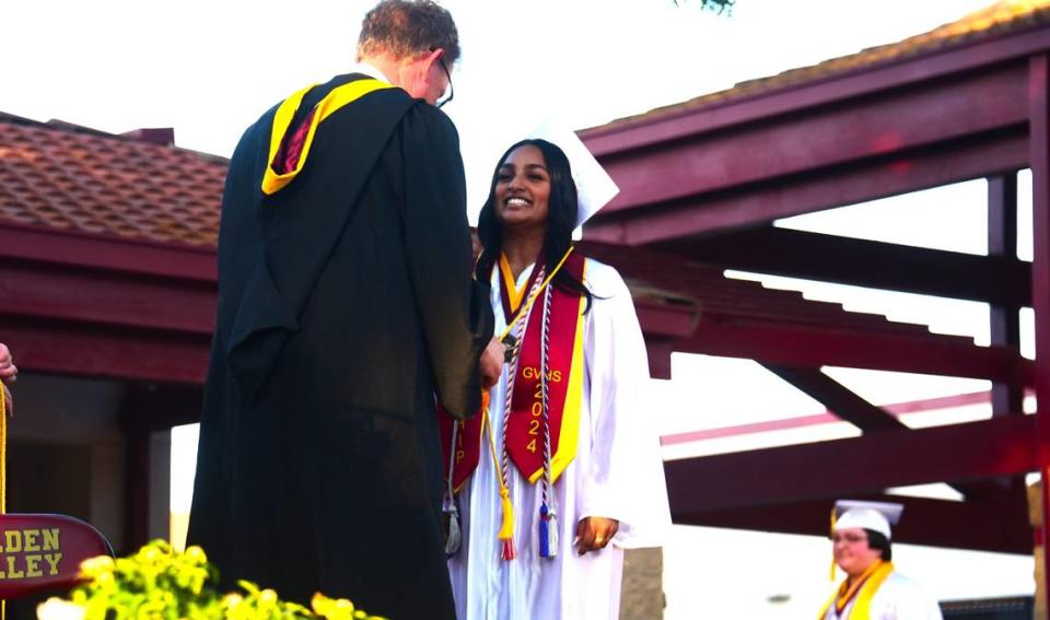 Siya Lakireddy, graduada de Golden Valley High School, acepta su medalla de honor durante la ceremonia de graduación, el jueves 6 de junio de 2024.