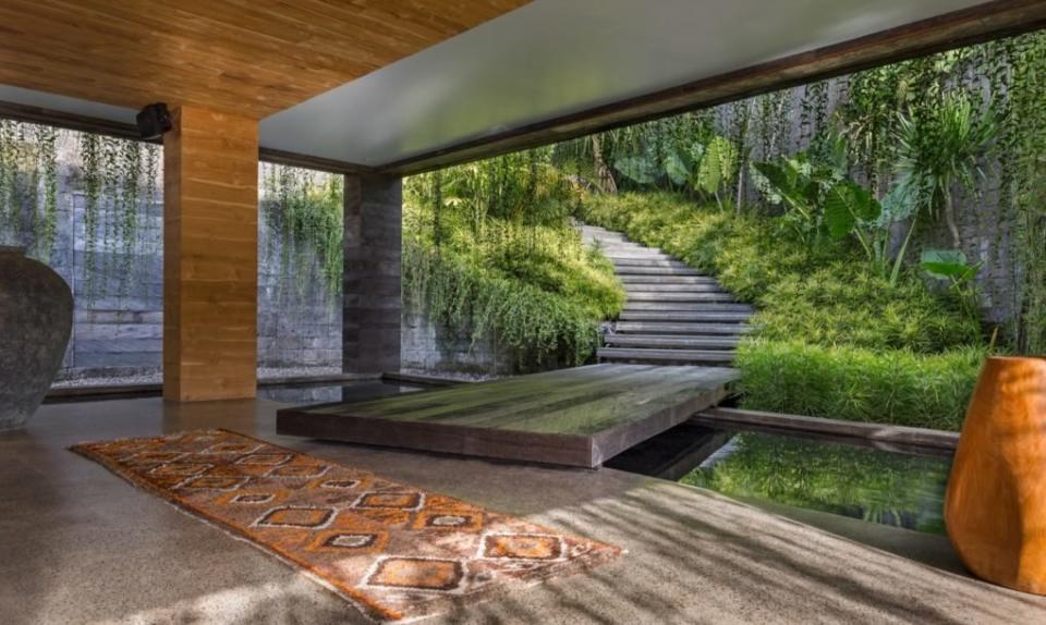 <p>Además, este techo camuflado también ayuda a promover el enfriamiento natural, se integra con sistemas de recolección y reciclaje de agua y con paneles solares.<br>Foto: Daniel Koh/Word of Mouth House </p>