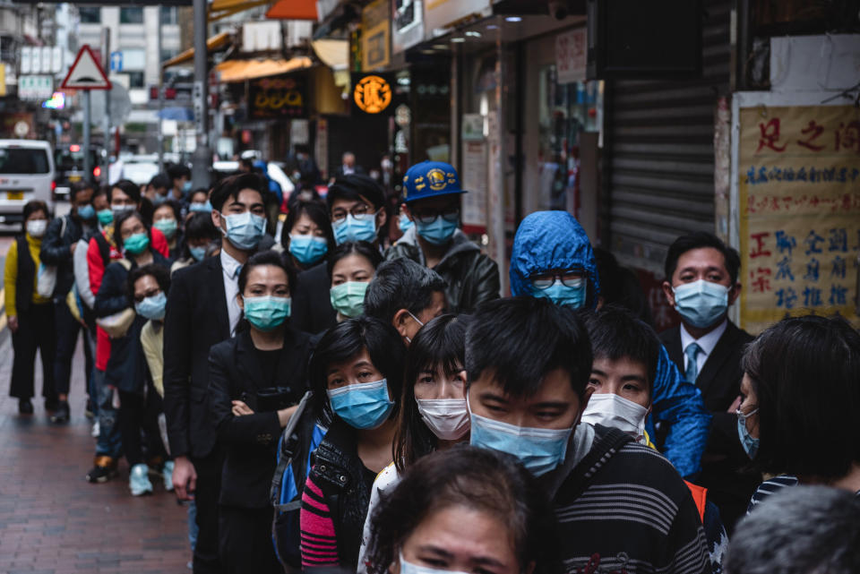 Menschen in Hongkong warten in einer Schlange vor einem Laden auf eine Lieferung von chirurgischen Masken (Bild: Aidan Marzo/SOPA Images via ZUMA Wire/dpa)