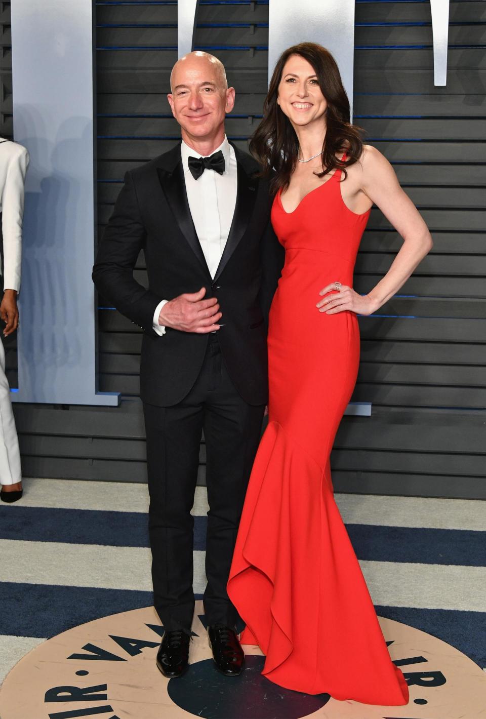 Jeff Bezos (L) and MacKenzie Bezos attend the March 2018 Vanity Fair Oscar Party (Getty Images)