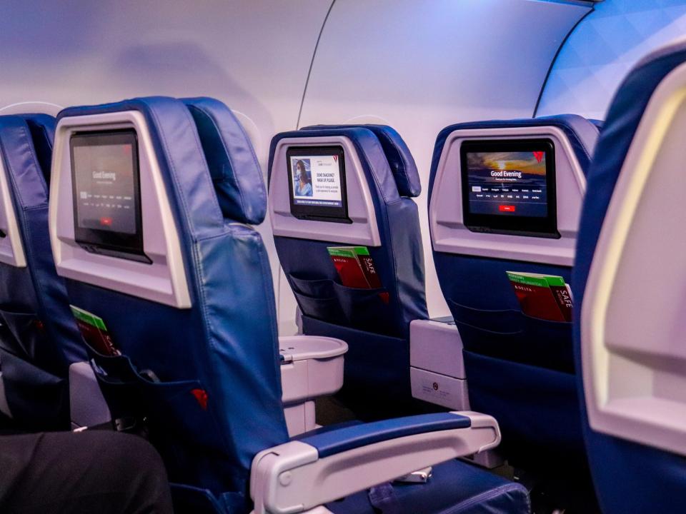 Delta Air Lines First Class Minneapolis to New York Airbus A320