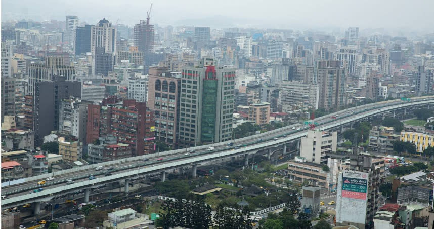 北市鐵路地下化後，政院也規劃在原有鐵道拆遷地點的上方蓋一條高架快速道路，也就是現在的北市「市民大道」。（圖／報系資料庫）