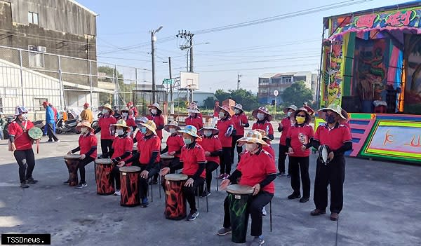 甲東關懷據點高齡志工成立「甲東歡樂鼓圈圈隊」，此次特為代天府遶境助陣，展現高齡長者樂活精神。（記者李嘉祥攝）