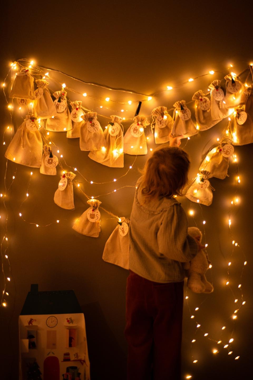 Maria Vodzynska's daughter decorating for Christmas