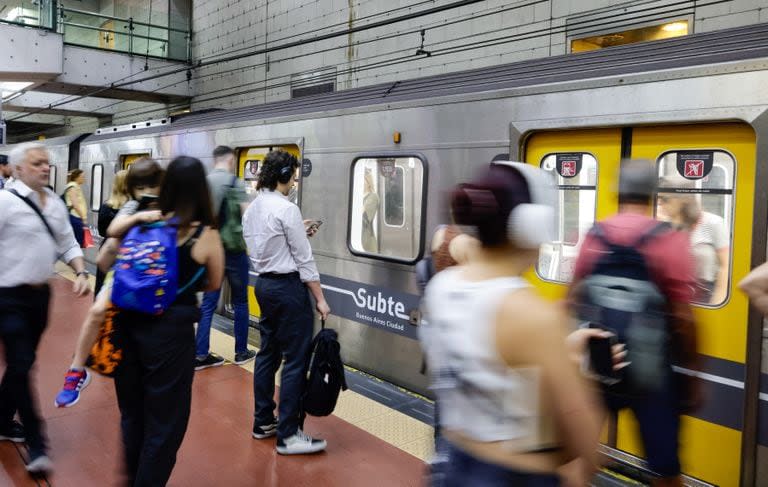 Durante el año, cerca de 200.000 pasajeros utilizan la línea D, razón por la que desde el Ministerio de Infraestructura de la Ciudad de Buenos Aires indicaron que es indispensable el comienzo de la obra 