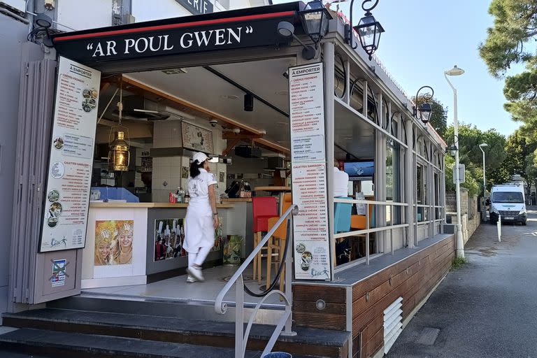 Un local gastronómico al paso en La Baule, Francia