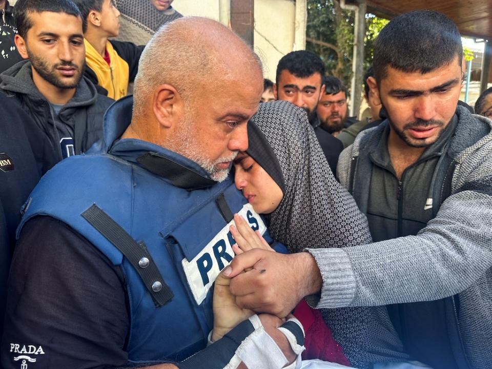 半島電視台加沙分社主管 Wael Dahdouh 的妻子、三名孩子、及其孫兒因空襲喪生。2024 年 1 月 7 日他出席喪禮時神情哀傷，與其女兒相擁。（REUTERS/Mohammed Salem）
