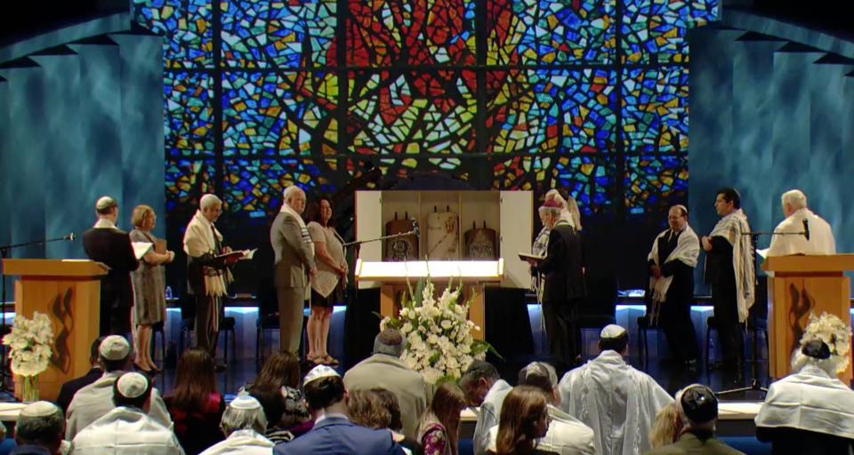 A Rosh Hashanah service takes place inside Joel Osteen's Lakewood Church. (Photo: <a href="https://bethyeshurun.org/" target="_blank">Beth Yeshurun Live Stream</a>)