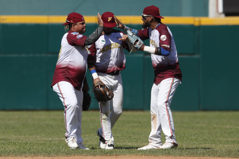 Los jugadores de Venezuela festejan tras vencer 1-0 a Colombia en la Serie del Caribe, el martes 2 de febrero de 2021, en Mazatlán, México. (AP Foto/Moisés Castillo)