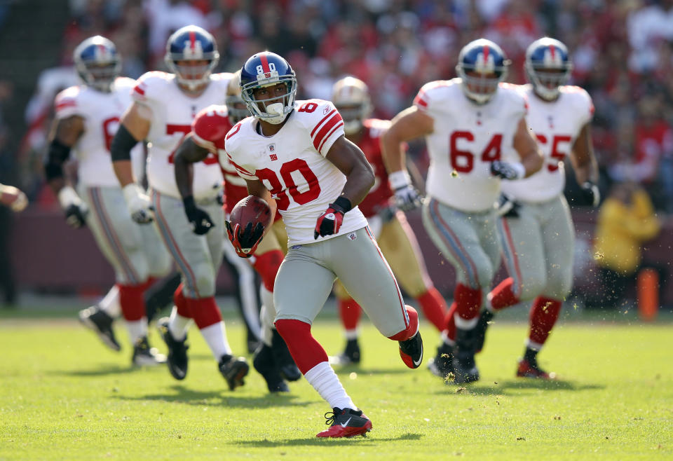 SAN FRANCISCO, CA - NOVEMBER 13: Victor Cruz #80 of the New York Giants runs with the ball after making a reception against the San Francisco 49ers at Candlestick Park on November 13, 2011 in San Francisco, California. (Photo by Ezra Shaw/Getty Images)