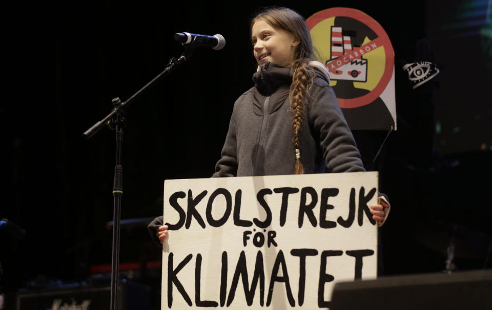 La activista climática Greta Thunberg habla ante los asistentes a una manifestación en Madrid, el viernes 6 de diciembre de 2019. (AP Foto/Andrea Comas)