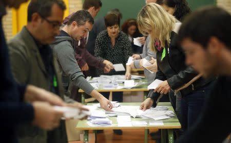 Volunteers count votes in a symbolic independence vote in Sant Feliu de Llobregat, near Barcelona, November 9, 2014. REUTERS/Albert Gea