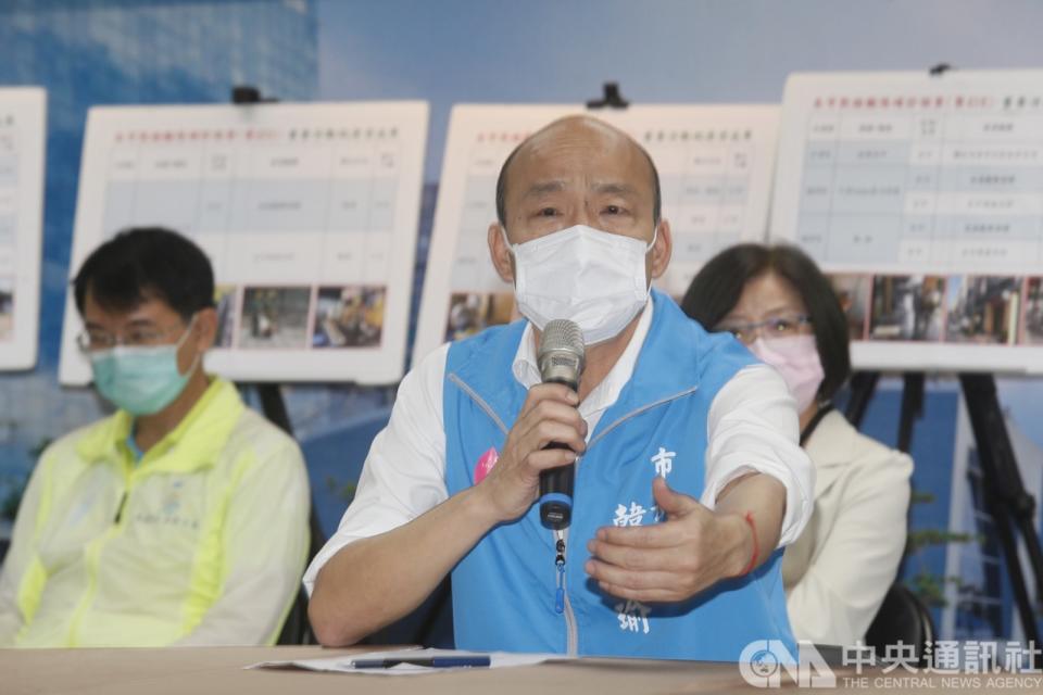 高雄市長韓國瑜（圖）23日出席新冠肺炎防疫記者會，宣布磐石艦仍有24名官兵拒絕配合疫調，今天下午5點前如果再不配合，市府將開罰。(中央社)