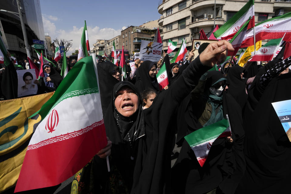 Una mujer grita consignas durante una protesta anti-israelí luego de la oración del viernes en Teherán, Irán, el viernes 19 de abril de 2024. (AP Foto/Vahid Salemi)