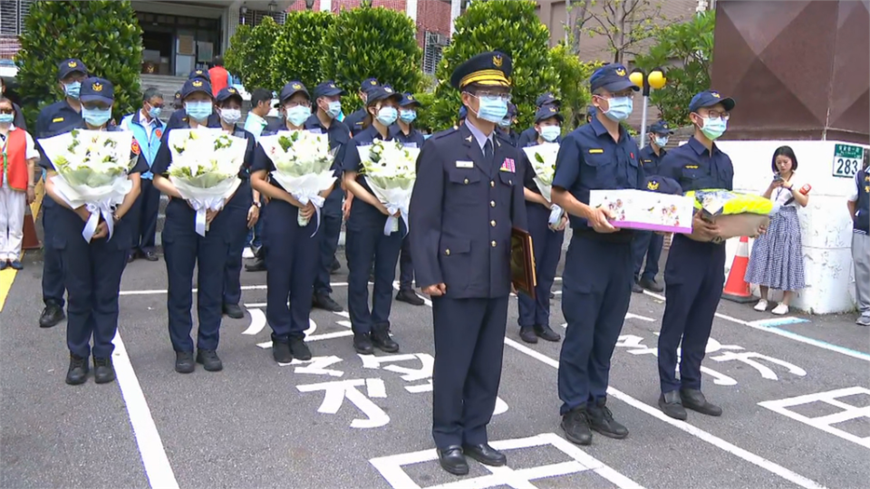 樹林分局同仁親送楊庭豪最後一程。（圖／民視新聞）