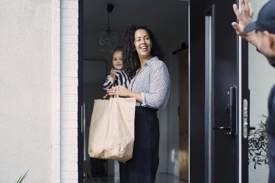 Envíale comida a domicilio a una persona que quieres, seguro te lo agradecerá. (Foto: Getty)