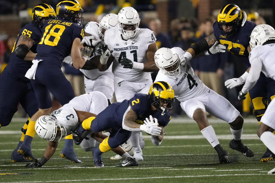 Blake Corum (2) corre la palla contro lo stato del Michigan durante la prima metà di una partita di football del college NCAA ad Ann Arbor, Michigan, sabato 29 ottobre 2022.  (Foto AP/Paolo Sancia)