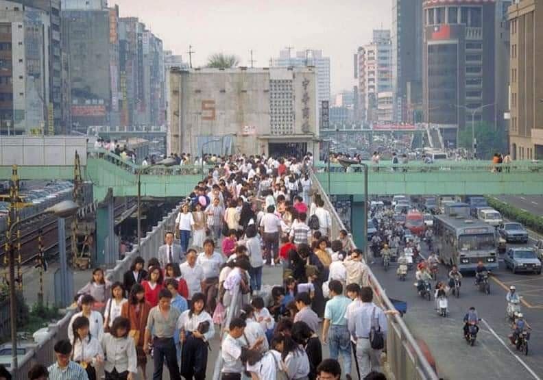 網友PO出一張30年前的台北街景照，感嘆科技進步的代價，如今的社會充斥著疫情與低頭族。（圖／翻攝自爆廢公社公開版臉書）