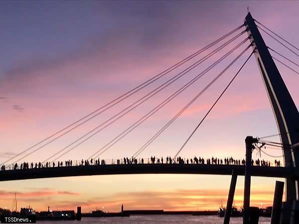 淡水第二漁港夕陽美景。（圖：新北市漁業處提供）