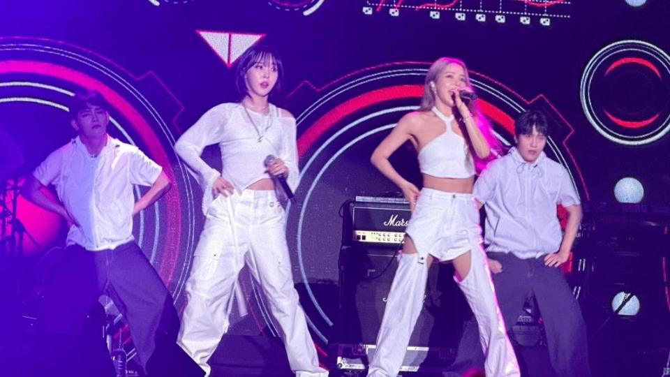 頌樂、玟星組成的小分隊「MAMAMOO+」登上高雄啤酒節。（圖／讀者提供）