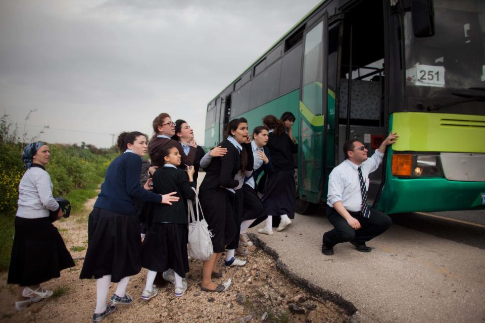 Escolares israelíes se ponen a cubierto de un ataque con cohetes lanzados desde la franja de Gaza. (Photo by Uriel Sinai/Getty Images)