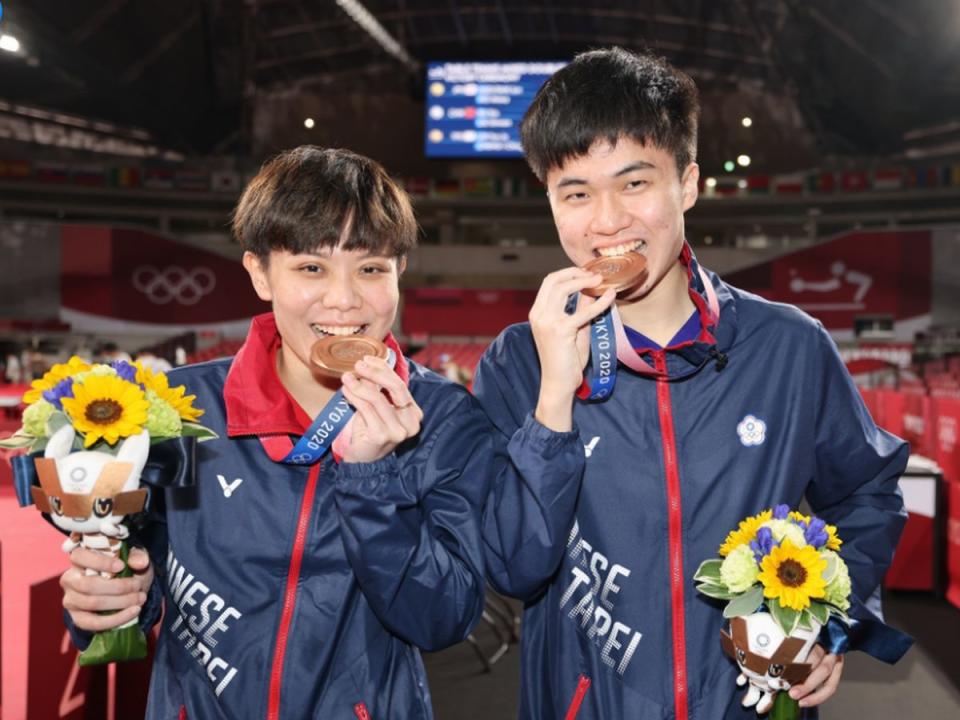 參加東京奧運的多名中華隊好手都曾咬著獎牌拍照，但官方提醒「材料是廢棄電子設備，不能吃」。