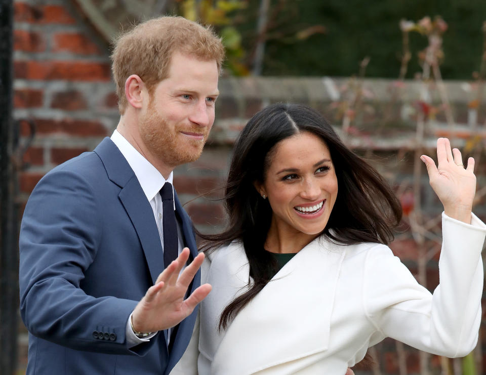 Prinz Harry im dunkelblauen Anzug bei der Bekanntgabe seiner Verlobung mit Meghan Markle. (Bild: Getty Images)