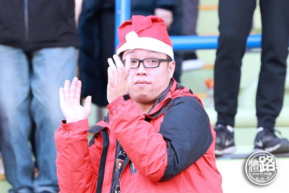 有球迷戴上聖誕帽「應節」。