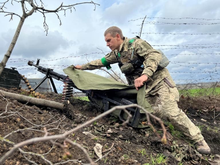 Le capitaine ukrainien Petro recouvre une arme sur une position non loin de la ligne de front, le 17 avril 2022 près de Kharkiv (photo d'illustration). - Maryke VERMAAK © 2019 AFP