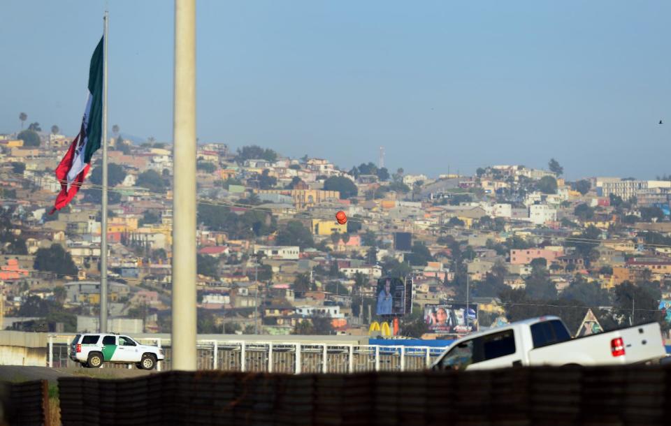 Agentes fronterizos vigilan en el límite EEUU-México en San Ysidro, cerca de San Diego, California, en abril de 2013. 