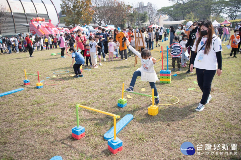 嘉義市112年兒童月首場活動「全嘉跑酷中」，今(2)日在港坪國小文中五草坪熱鬧登場／陳致愷翻攝