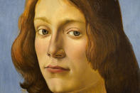 Un detalle de la pintura “Joven sosteniendo un medallón” de Sandro Botticelli en Sotheby's en Nueva York, el 22 de enero de 2021. La pintura se subastó por 92,2 millones de dólares, un récord para el maestro renacentista. (Foto AP/Seth Wenig)