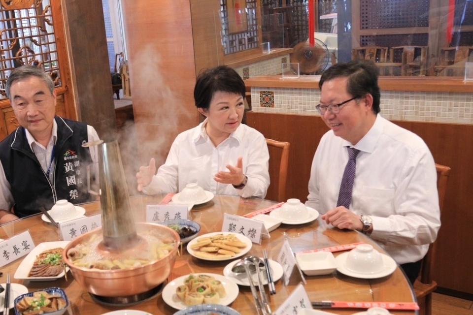 《圖說》台中市長盧秀燕力邀行政院副院長鄭文燦吃酸菜白肉鍋。
