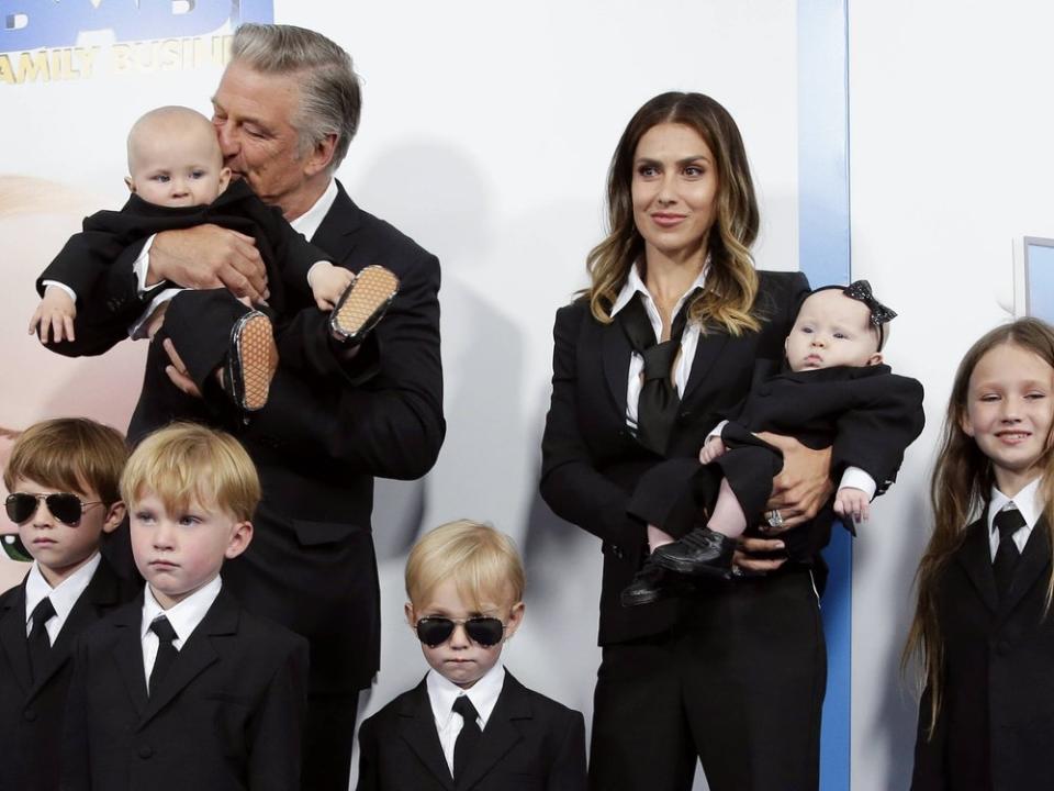 Bei der Premiere der "The Boss Baby"-Fortsetzung in New York (v.l.): Rafael, Leonardo, Alec Baldwin mit Eduardo, Romeo, Hilaria Baldwin mit Lucia und Carmen. (Bild: imago/UPI Photo)