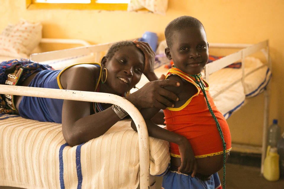 A mother sits with her child, who is being treated for kala azar in the specialty ward at&nbsp;Kacheliba Hospital in western Kenya. (Photo: Zoe Flood)