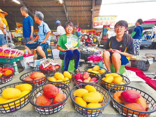 芒果季期間，遊客湧入台南玉井青果市場採購芒果，再到老街吃芒果冰消暑。（劉秀芬攝）