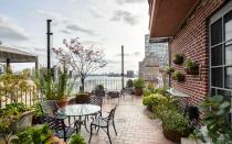 La terraza ajardinada, que envuelve toda la propiedad, es precisamente uno de los principales lujos de la casa. Tiene 186 metros cuadrados. (Foto: <a href="http://www.bhsusa.com/manhattan/midtown-east/434-east-52nd-street-phg/coop/20383671#" rel="nofollow noopener" target="_blank" data-ylk="slk:BHS USA;elm:context_link;itc:0;sec:content-canvas" class="link ">BHS USA</a>).