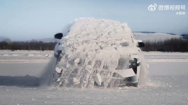 Camouflaged Nio ET9 shaking off snow