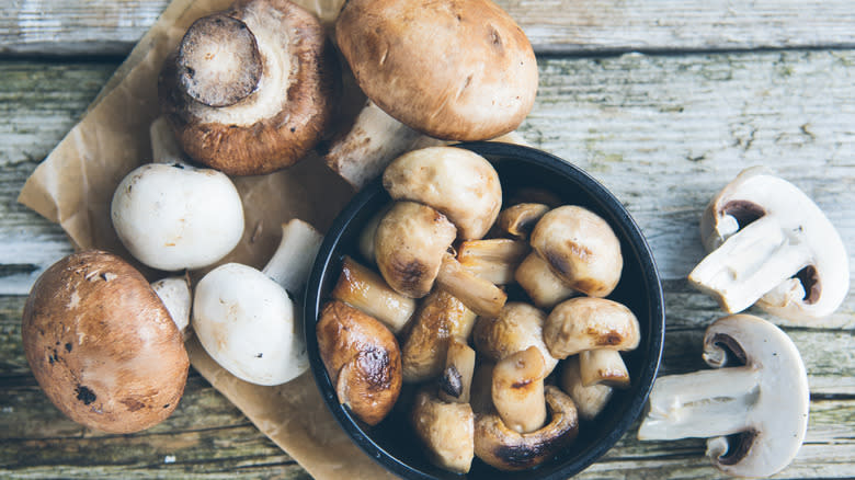 Agaricus bisporus mushrooms