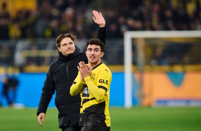 Borussia Dortmund's Mateu Morey and coach Edin Terzic react after German Bundesliga soccer match between Borussia Dortmund and SC Freiburg at the Signal Iduna Park. Bernd Thissen/dpa