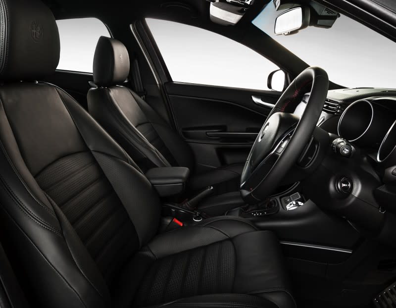 「Veloce Matt」特式車內裝、動力方面與原本市售的Giulietta  Veloce 1750 Tbi車型相同。
