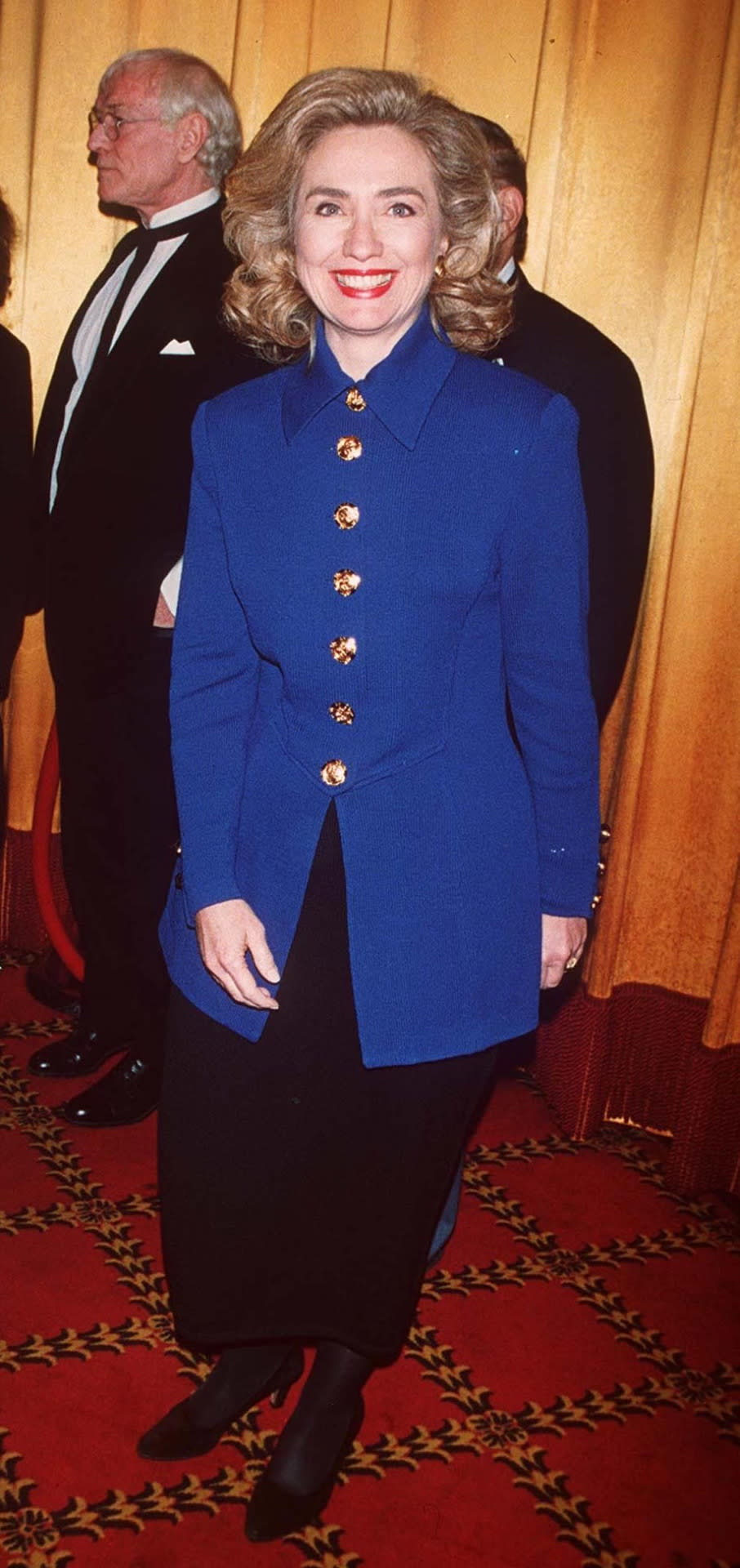 Mit Löwenmähne 1995: Am wohlsten fühlt sich Hillary im Hosenanzug. Dazu trägt sie bevorzugt A-förmige Blazer und Blusen, die über die Hüfte gehen. Sie kaschieren perfekt ihre birnenförmige Figur und zaubern eine schlanke Silhouette. (Bild: Rex Features)