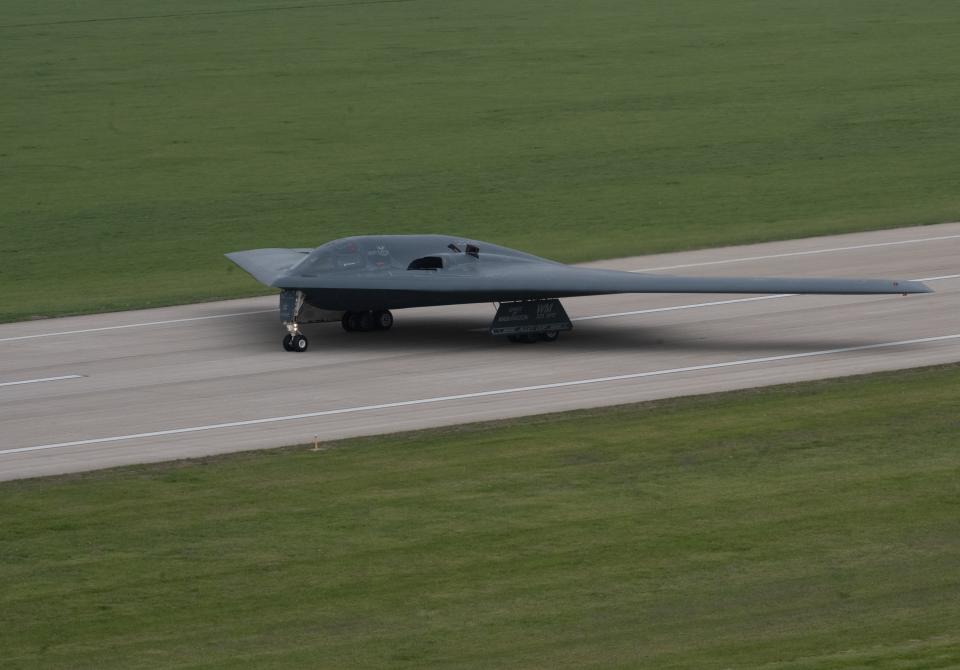 یک بمب افکن رادارگریز B-2 Spirit که به تاکسی های 509 Bomb Wing به باند در پایگاه نیروی هوایی Whiteman، Mo.، 15 آوریل 2024 اختصاص داده شد.